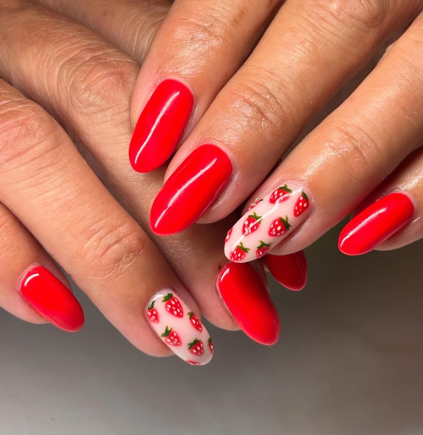 More strawberries ✨🍓~ nails by @nailsbysarahliz