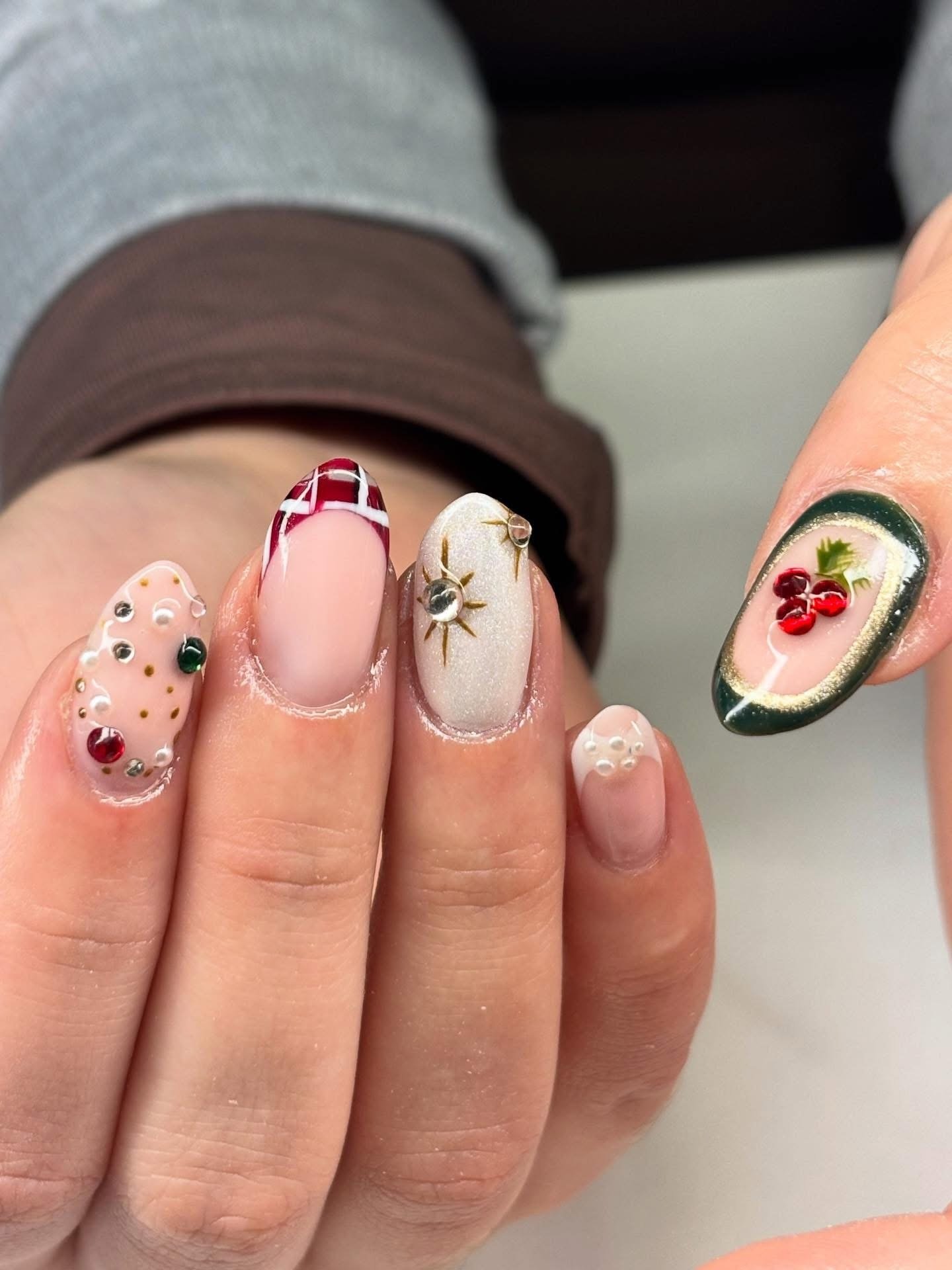 Merry (thanksgiving?) Christmas!!😜✨✨ @nailsbysarahliz ✨