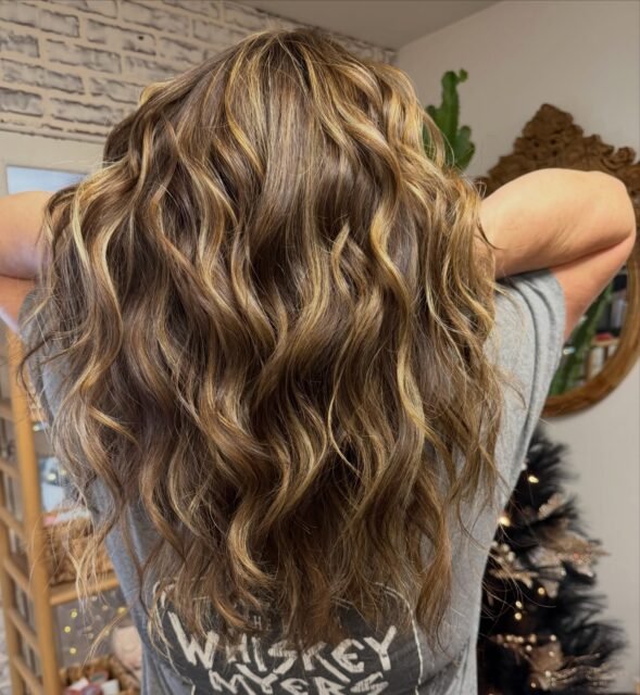 Small town smoke show💨✨ roots + lowlight + golden highlights~ hair by @heathermariebullock on @brandi_talbott