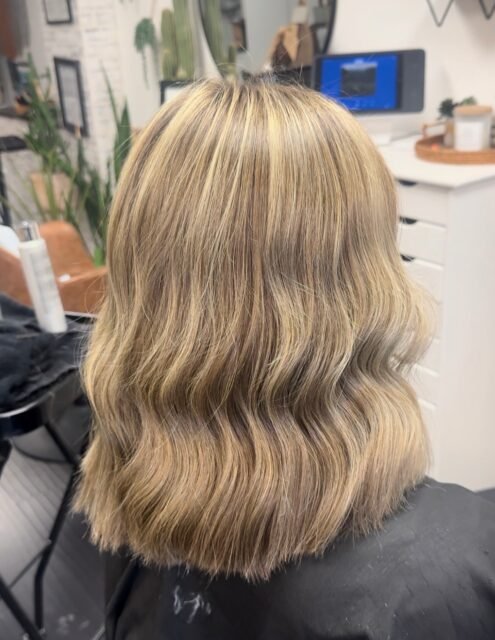 ☀️Subtle sun kissed highlights
soft dimension, root tap for a seamless grow out, and a very healthy chop!@hairbymaddiejack#ohiohair #ohiohairstylist #centralohiohair #centralohio #614hair 740hair hairstylist