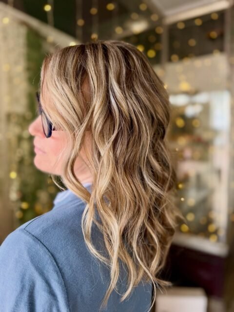 KICKING MYSELF for not getting a before pic 😞🫣
Anywho, sometimes all you need is a strategically placed partial and a toner! ✨✨ hair by @heathermbullock on @emfitz318 @emfitz72
