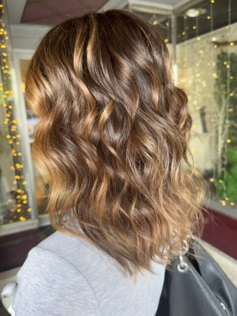 It’s about THAT time! 🍂
🤎 We toned down that brass and blonde and created this beautiful, dimensional brunette!✨ hair by @heathermbullock